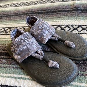 Sanuk yoga flops